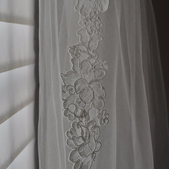 Paloma Blanca Wedding Veil /Champagne / Fingertip Length / Delicate Natural Lace main image 6
